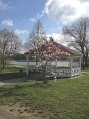 Pavilion mit blühenden Bäumen