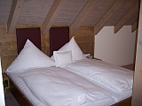 Hotelzimmer Grauer Burgunder Bett